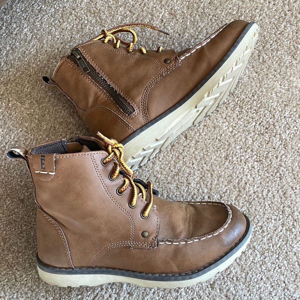 Crevo Size 2 little boys boots. Zipper for easy on and off play.